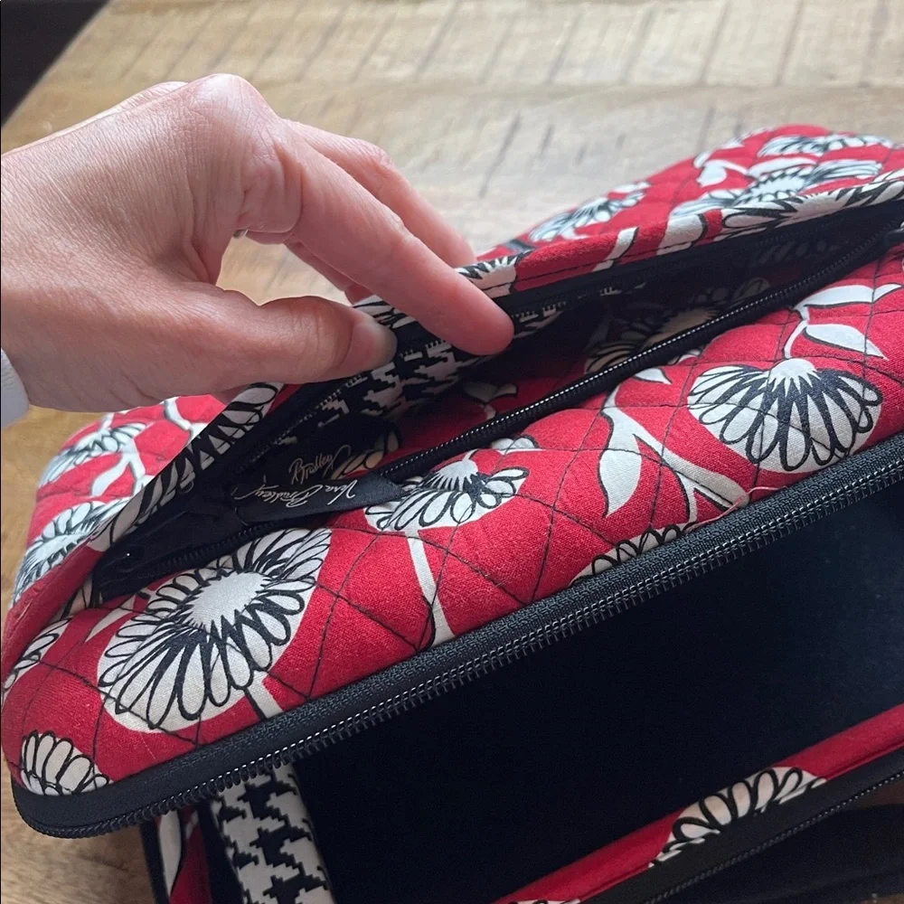 Vera Bradley Deco Daisy Tech Case Hard Shell Padded Messenger Tablet Laptop